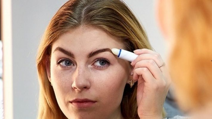 cách làm dài mi bằng son dưỡng môi