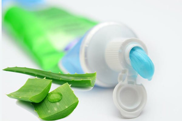 cách làm trắng da mặt bằng kem đánh răng và nha đam