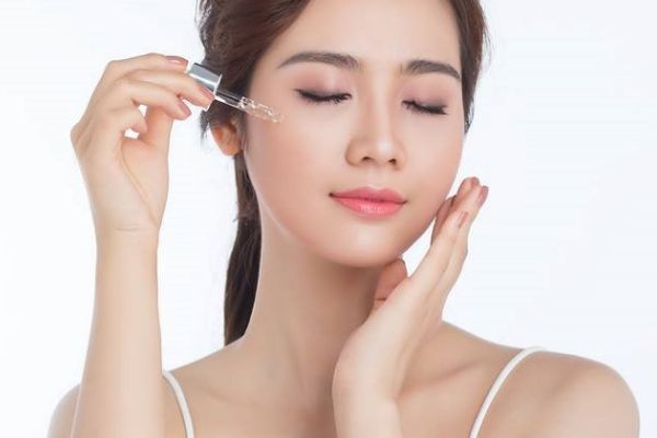 chăm sóc da mặt đúng cách bằng serum dưỡng ẩm da