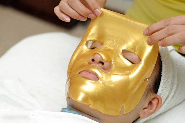 chăm sóc da mặt đúng cách bằng cách đắp mặt nạ vàng