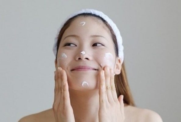 chăm sóc da mặt đúng cách bằng cách bôi kem chống nắng