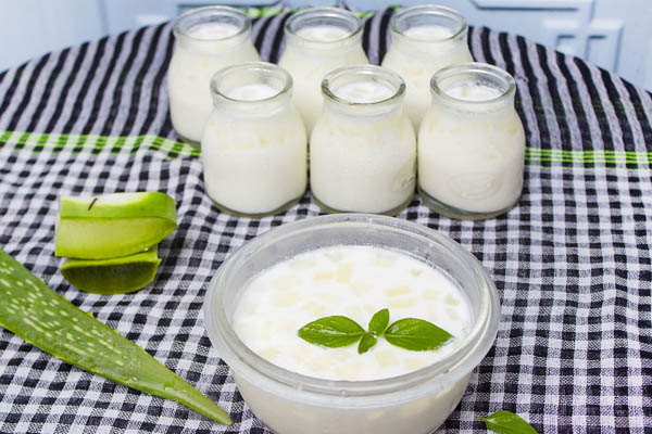 Cách làm trắng da mặt hết mụn tại nhà bằng sữa chua và nha đam