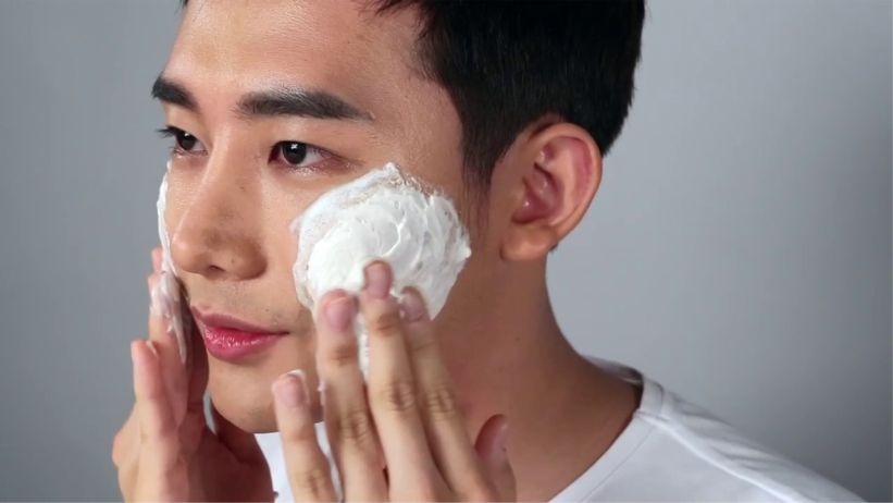 dùng sữa rửa mặt chăm sóc da mặt cho nam giới